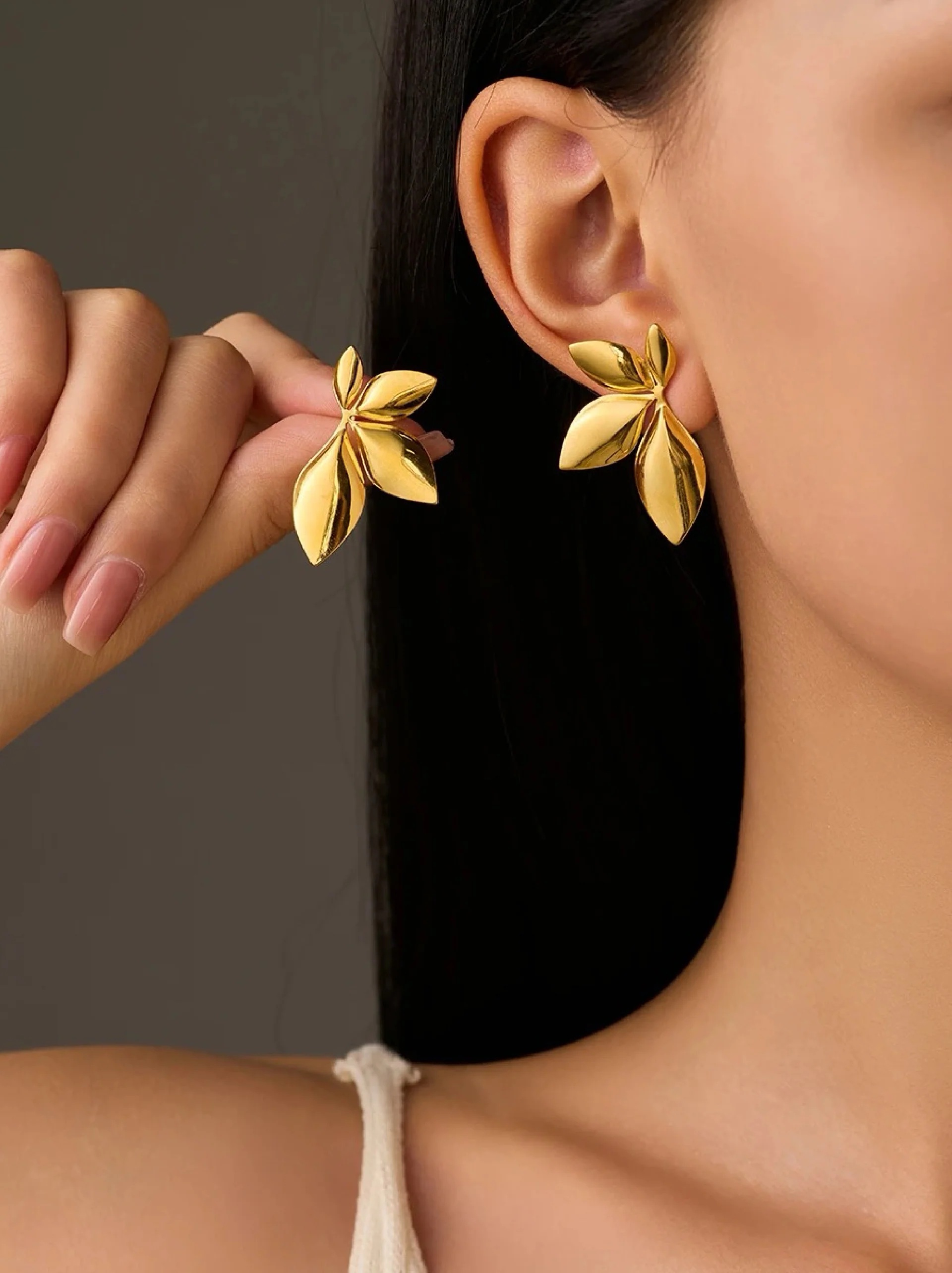 Golden Bloom – náušnice na uchu, elegantní styling